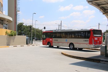 #pracegover ônibus vermelho saindo do terminal