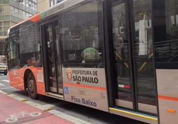 #PraCegoVer: Imagem de um veículo de cor laranja, que atende a Zona Sudoeste da capital, em operação matutina