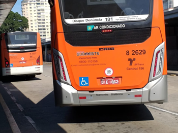 #PraCegoVer: Imagem de um coletivo de cor laranja, na saída de seu terminal, iniciando a operação.