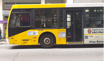 #PraCegoVer: Imagem de um ônibus de cor amarela, da área 3, circulando pela Rua Boa Vista, no centro da cidade