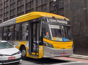 #PraCegoVer: Na imagem tem um ônibus amarelo da área 3 com o letreiro "Terminal Pinheiros".