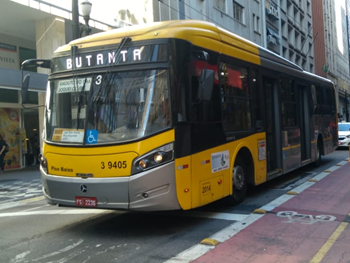 #pracegover linha que trafega pelo centro da cidade sentido butanta ônibus da área tres amarelo