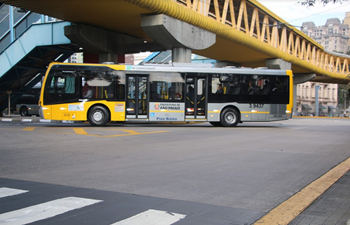 #PraCegoVer: Imagem de um coletivo de cor amarela, que atende ao centro e a Zona Leste, em operação no centro da cidade, em uma curva à direita