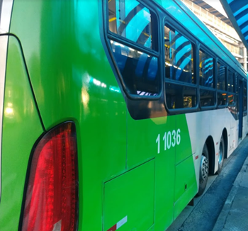#PraCegoVer: Imagem de um coletivo de cor verde claro, estacionado em seu terminal