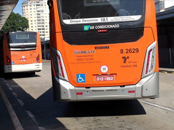 #PraCegoVer: Imagem de um coletivo de cor laranja, que atende a Zona Sudoeste, saindo de seu terminal, em início de operação