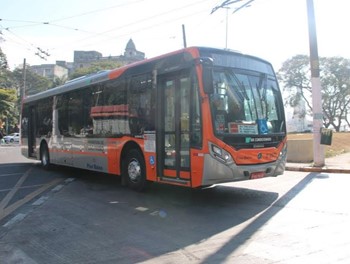 #PraCegoVer: Imagem de um coletivo de cor laranja, que atende a Zona Sudoeste da capital, em operação diurna