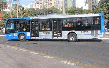 #PraCegoVer: Imagem de um coletivo de cor azul escuro, operando pela manhã. O coletivo atende a região da Zona Norte