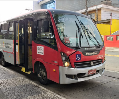 #PraCegoVer: Imagem de um ônibus de cor vermelha, com letreiro indicando destino ao Shopping Aricanduva