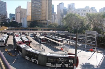#pracegoverônibus articulado saindo de terminal