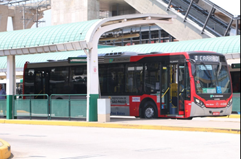 #pracegover ônibus dentro de terminal ao lado de plataforma com abrigo para os passageiros embarcarem sentido metrô carrão