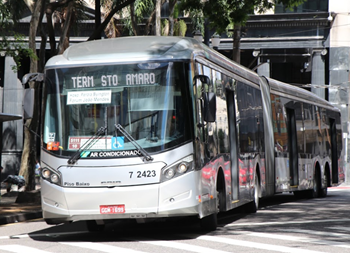 #PraCegoVer: Imagem de um coletivo de cor prateada, em operação pela Zona Sul da capital, com letreiro indicando destino ao Terminal Santo Amaro
