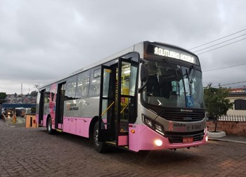 #pracegover ônibus do outro rosa dentro de garagem