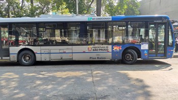 #PraCegoVer: Imagem diurna da lateral de um ônibus de cor azul, que atende a Zona Norte da cidade