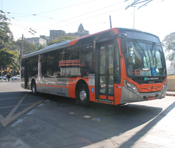 #PraCegoVer: Imagem de um ônibus de cor laranja, que opera na Zona Sudoeste da capital