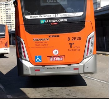 #PraCegoVer: Imagem da traseira da cor de um veículo laranja, que atende a Zona Sudoeste da cidade.