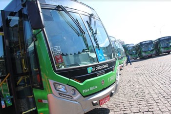 #pracegover frente do ônibus da área um dentro de garagem
