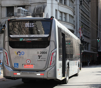 #pracegover traseira do ônibus prata da linha oito seis um cinco perto de semáforo