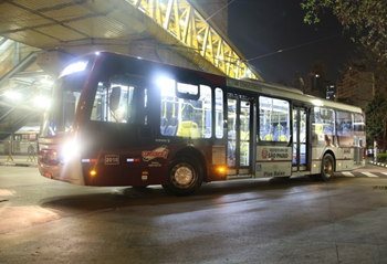 #pracegover lateral de ônibus de linha noturna