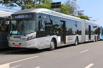 #pracegover ônibus prata articulado com letreiro escrito expresso f1