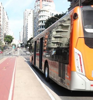 #PraCegoVer: Imagem de um ônibus de cor laranja, que atende a Zona Sudoeste da capital, em operação.