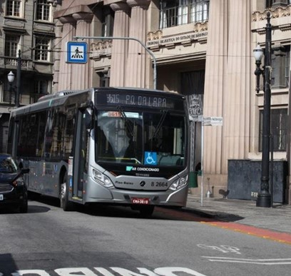 #pracegover ônibus prata sentido parque da lapa linha 8615