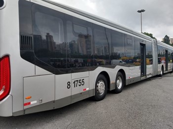 #PRaCegoVer: Imagem de um ônibus de cor cinza, que atende a Zona sudoeste da cidade