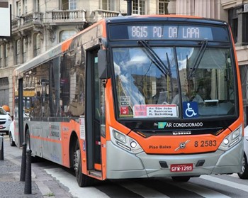#PraCegoVer: Imagem de um ônibus de cor laranja, com letreiro indicando destino ao Pq. da lapa, o ônibus opera na Zona Sudoeste da cidade