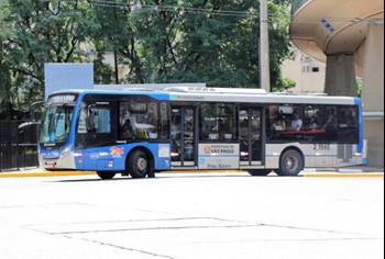 #PraCegoVer: Imagem de um coletivo de cor azul, em operação diurna, que atende a Zona Norte da cidade