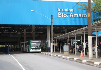#pracegover frente do terminal santo amaro com onibus saindo e passageiros na plataforma