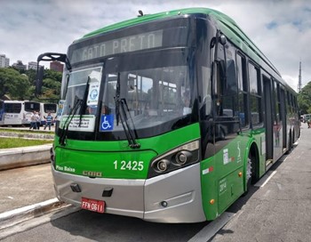 #PraCegoVer: Imagem de um ônibus de cor verde claro, estacionado. O veículo atende a zona Noroeste da cidade