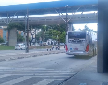 #PraCegoVer: Imagem de um ônibus de cor cinza, no momento em que trafega pela Radial Leste, com destino a E.T Itaquera