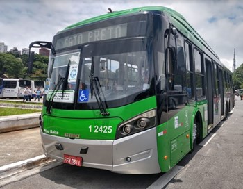 #PraCegoVer: Imagem de um ônibus de cor verde clara, estacionado, atende a Zona Noroeste da cidade