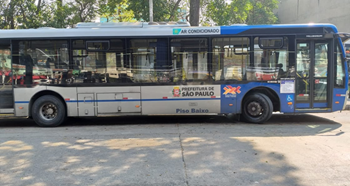 #PraCegoVer: Imagem da lateral de um ônibus de cor azul, que atende a Zona Norte d cidade, estacionado aguardando embarque de passageiros