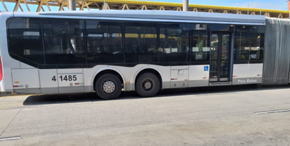 #PraCegoVer: Imagem de um ônibus articulado de cor prateada, no interior do terminal
