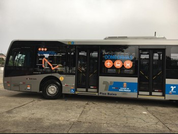 #pracegover lateral do ônibus com adesivo