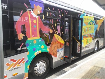 #pracegover lateral de ônibus com adesivos carnavalescos