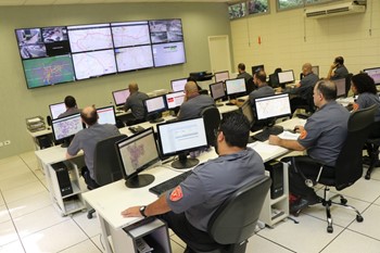 #pracegover foto da central de monitoramento da sptrans